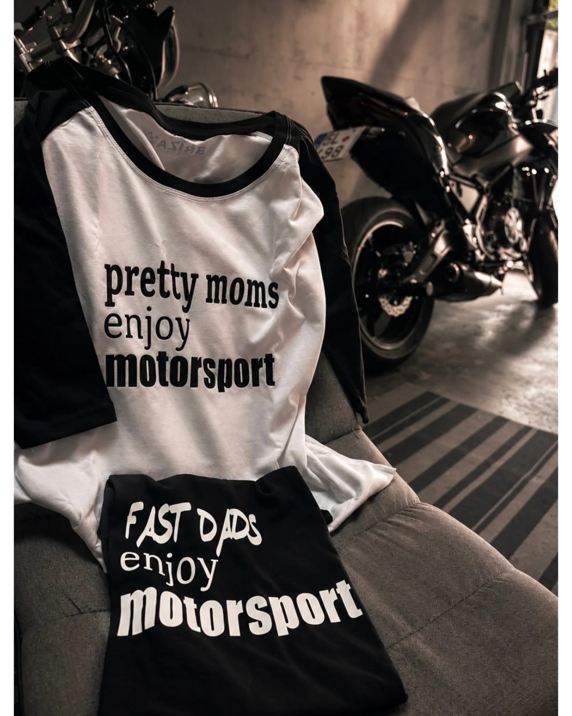 Sladěná dvojice triček s motorsport grafikou