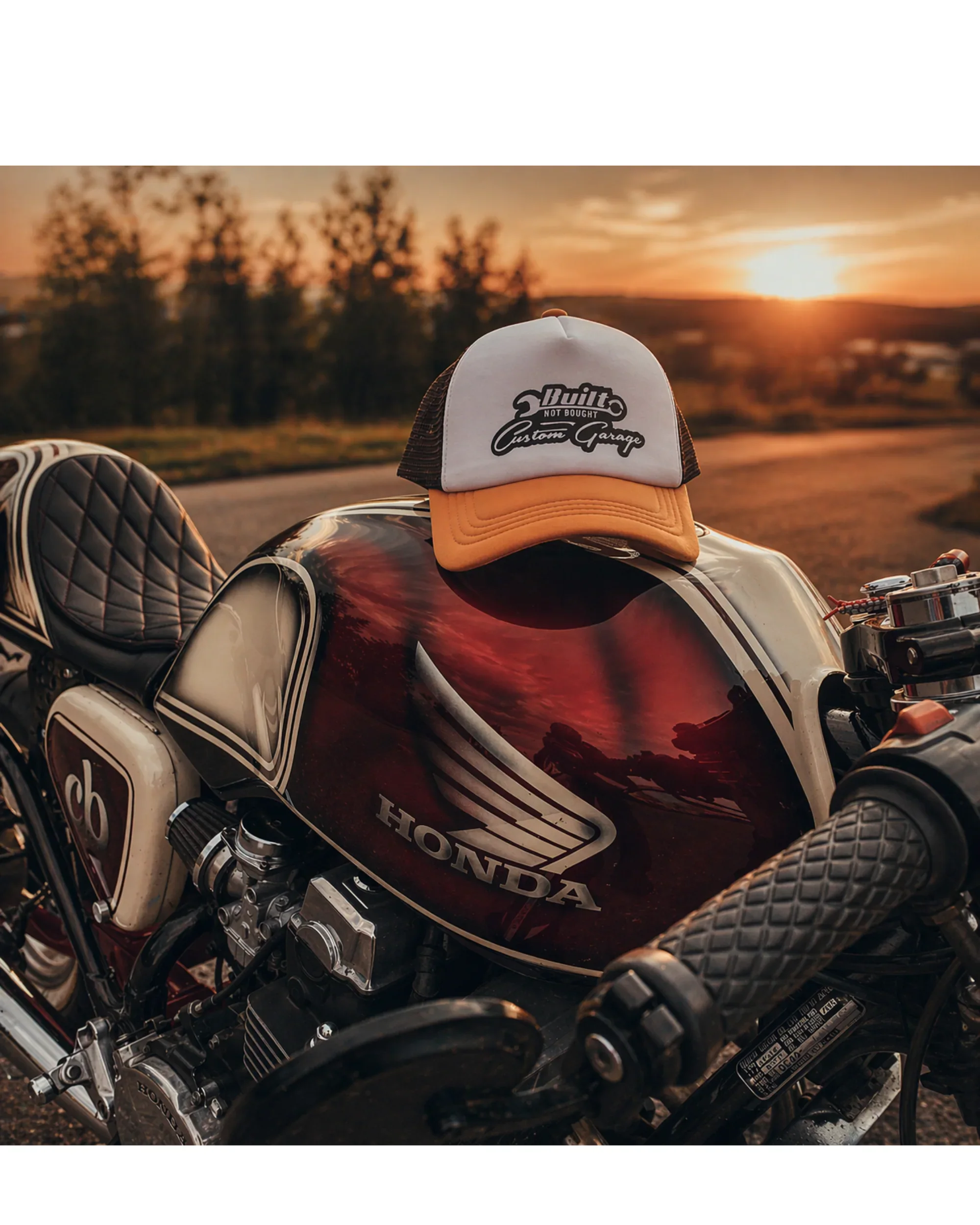 Kšiltovka s vlastním motivem fotografovaná u motocyklu
