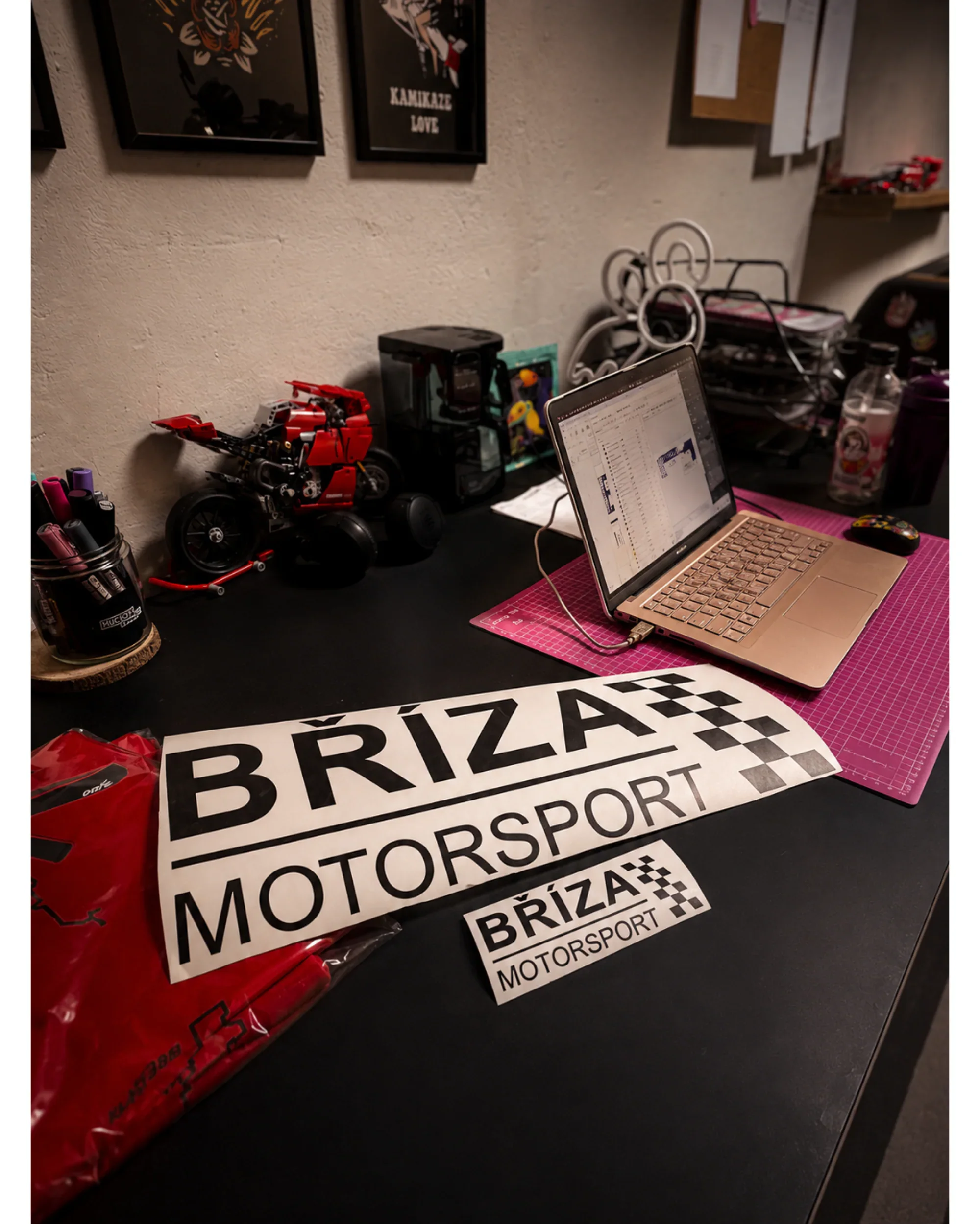 Sada samolepek s vlastním grafickým logem