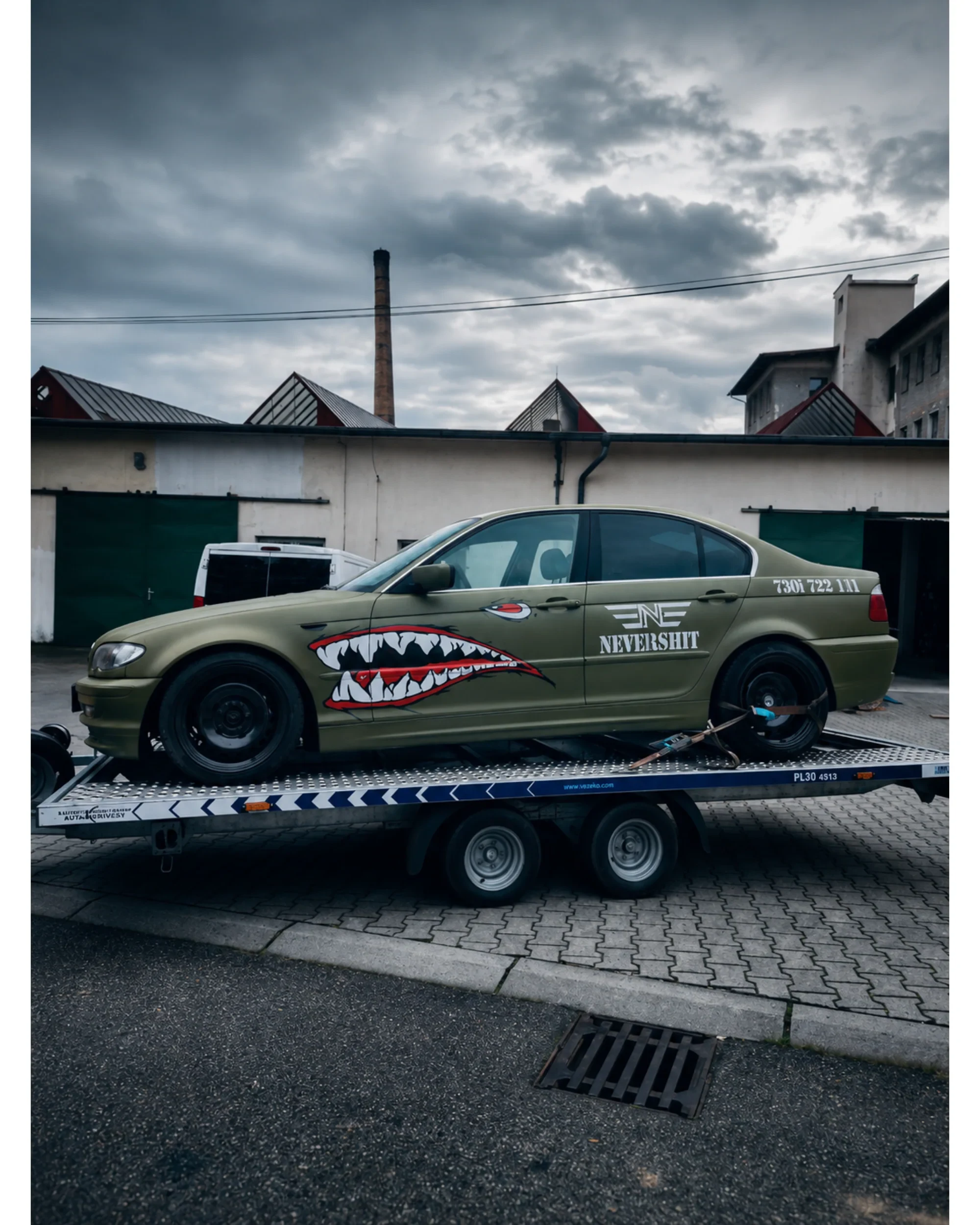 Automobil s výrazným tematickým polepem na boku