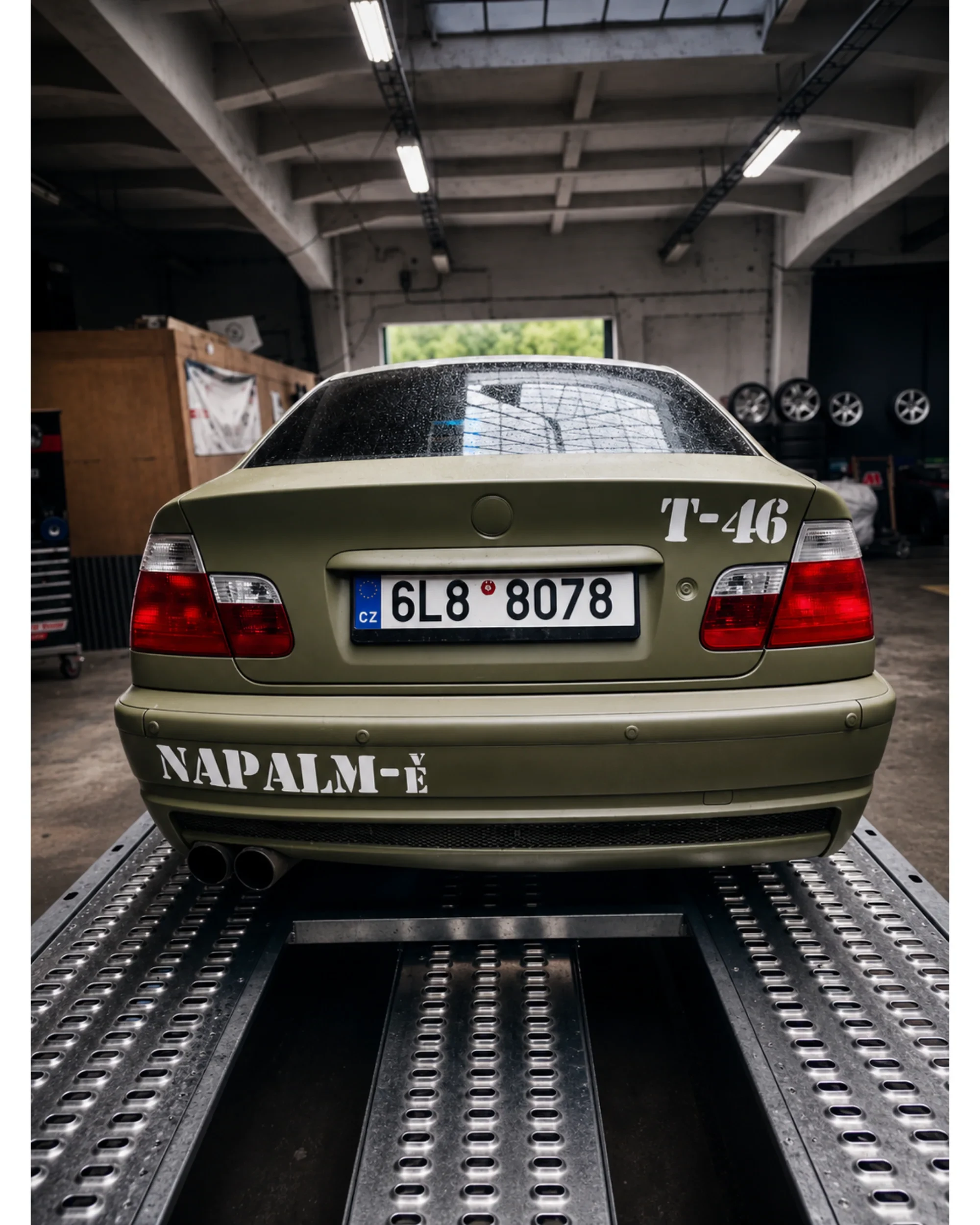 Zadní část automobilu navazující na tematický polep