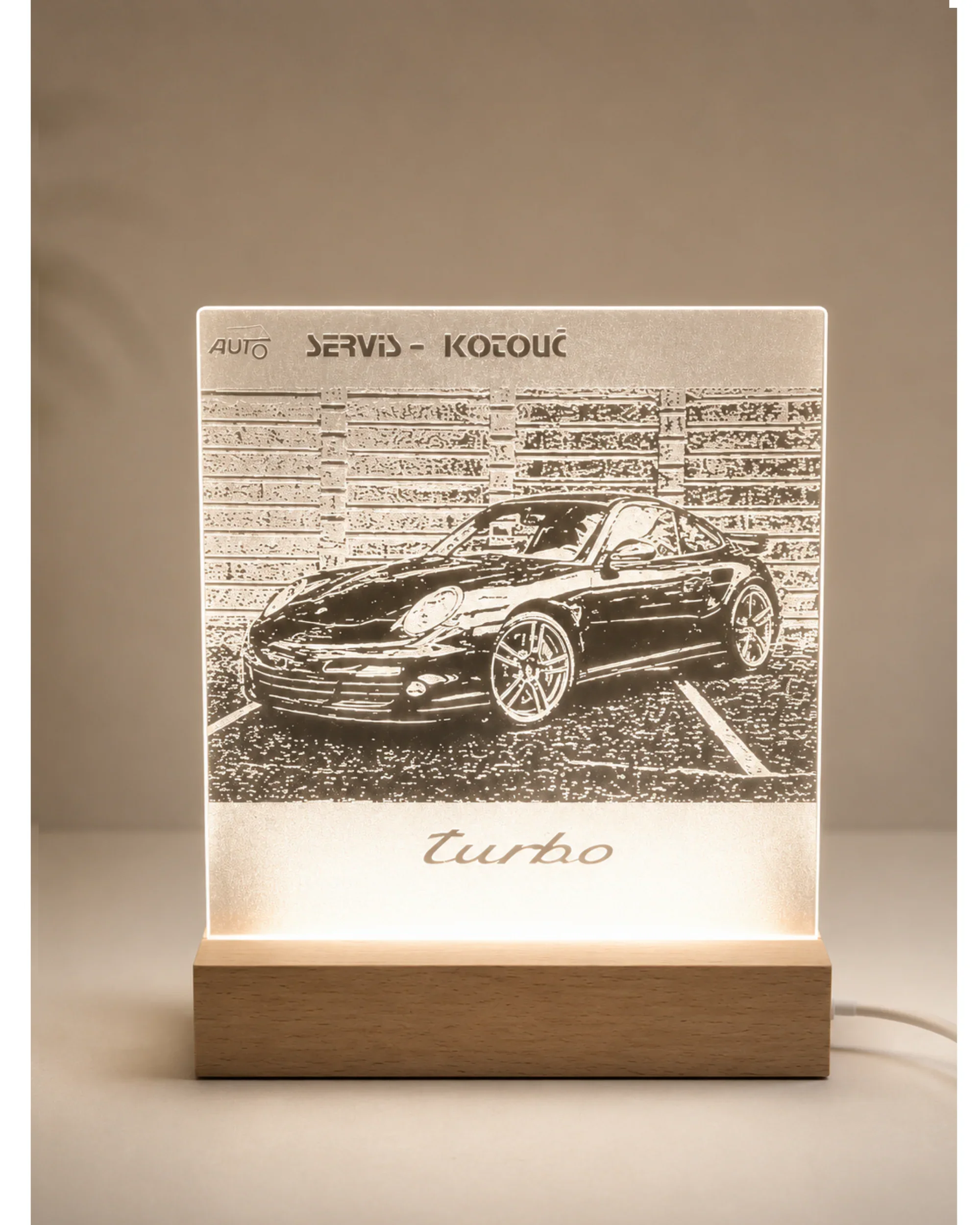 LED dekorace s gravírovanou siluetou automobilu
